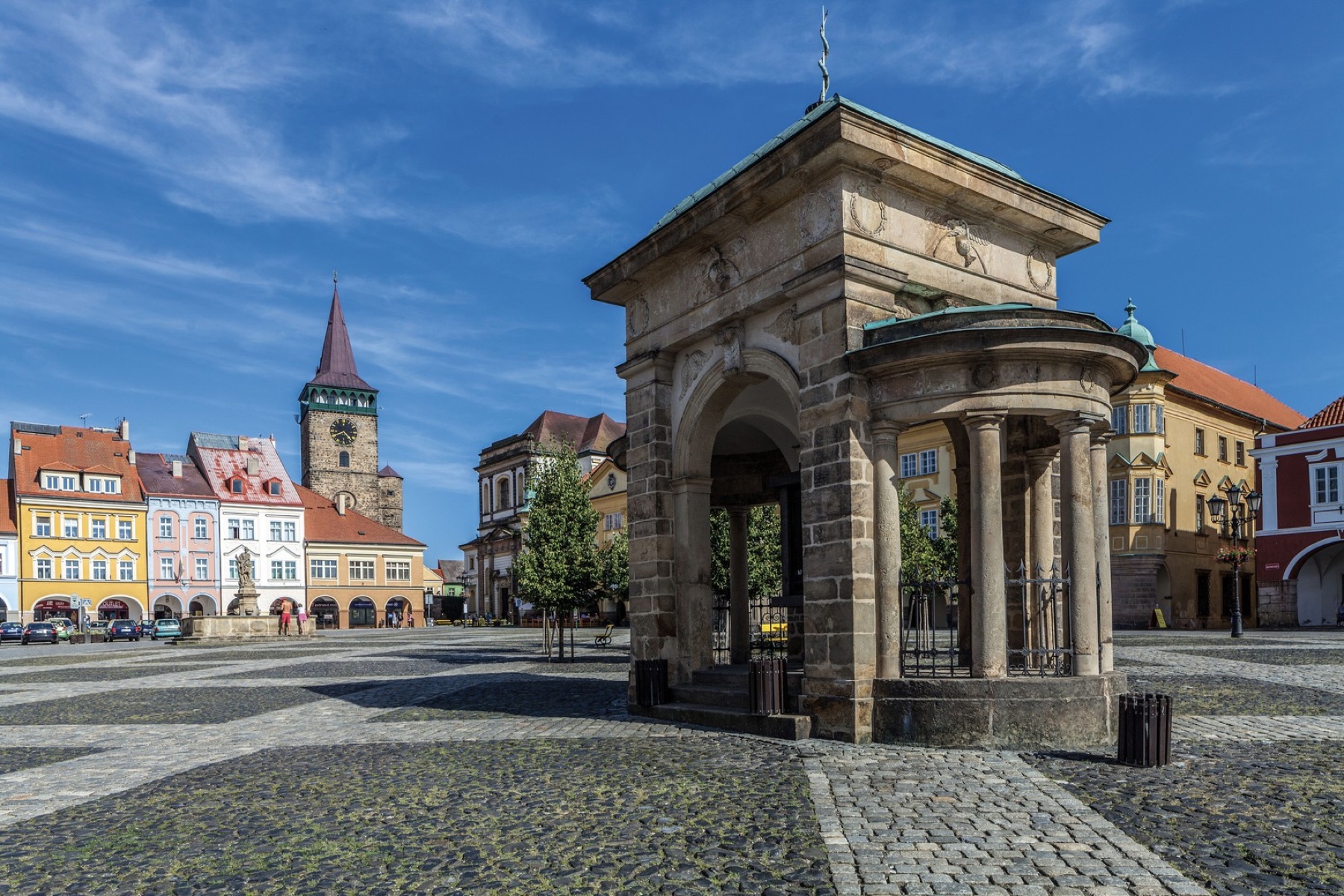 Valdštejnovo náměstí v Jičíně s podloubím a Valdickou bránou